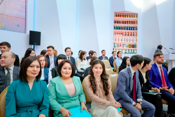 Президенту Казахстана презентованы 18 новых учебников в рамках проекта «Новое гуманитарное знание. 100 новых учебников на казахском языке»
